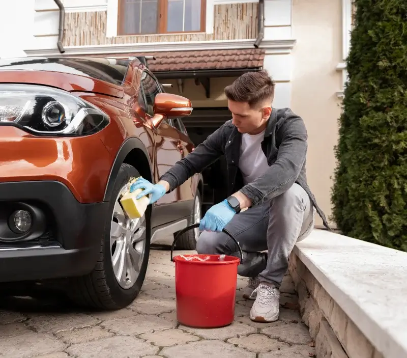 Lavage auto à domicile La Table : professionnel intervenant sur un véhicule